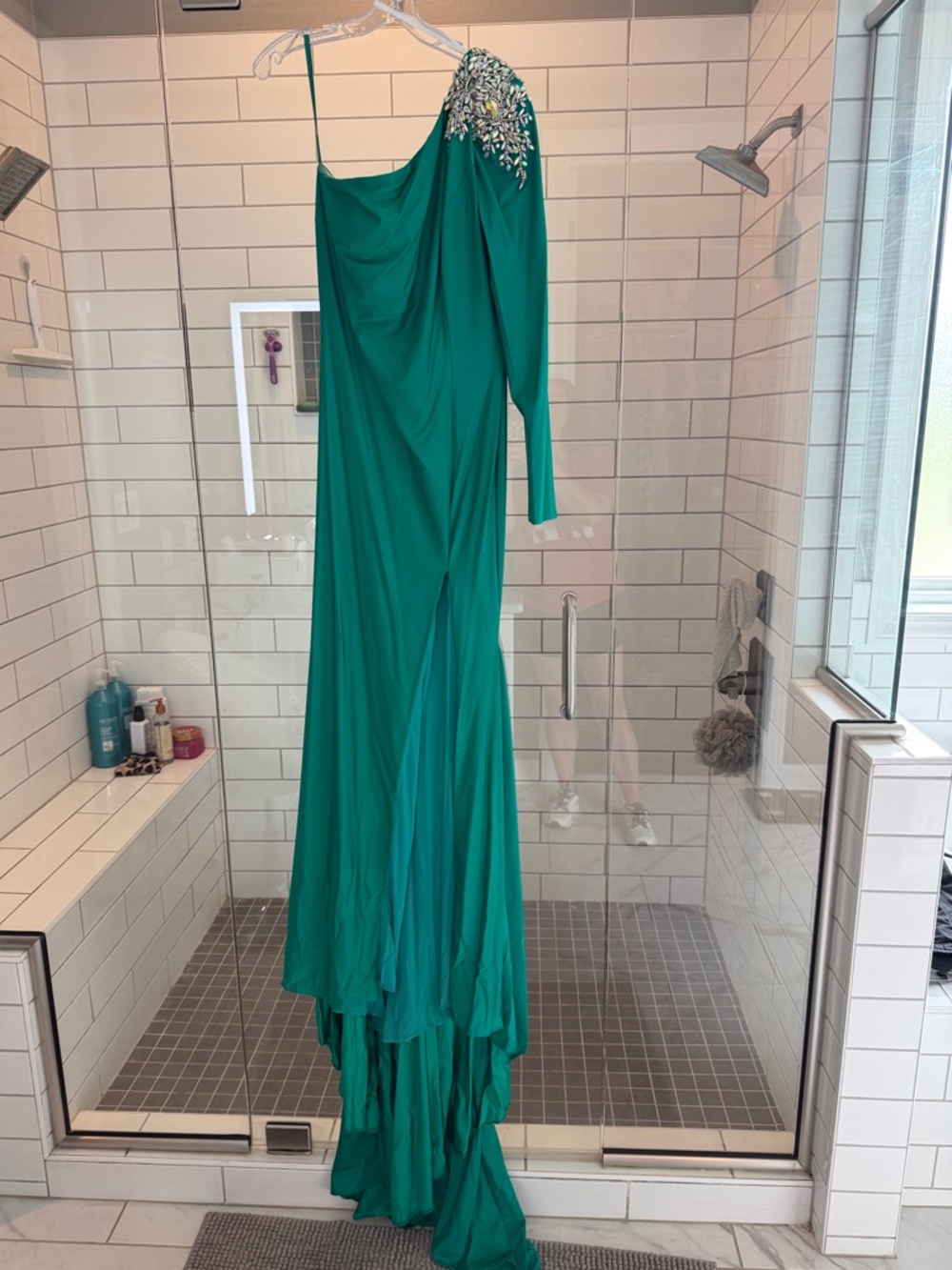 One-Shoulder Emerald Green Evening Dress with Embellished Shoulder